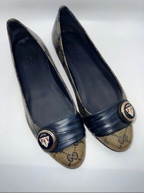 GUCCI Navy GG Supreme Monogram Crest Flat, Size 38